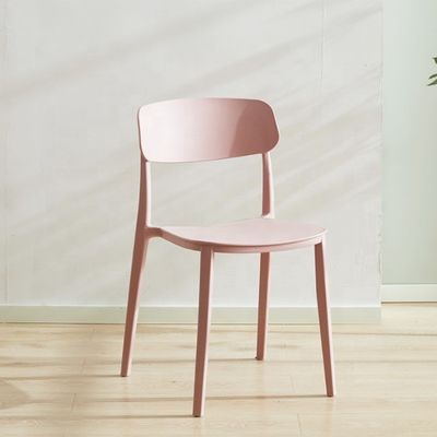 Stapelbare rode plastic stoel voor modern noordisch design in hotelrestaurant banket of eetkamer