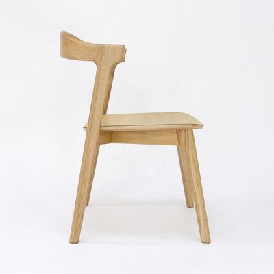 Gecertificeerde Noordse moderne houten ontspanningsstoel voor hotelrestaurant Houten eetstoel 53cm*50cm*76cm