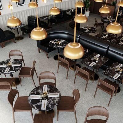 Stapelbare houten eetstoel in betaalbare prijs voor commercieel in hedendaagse design stijl