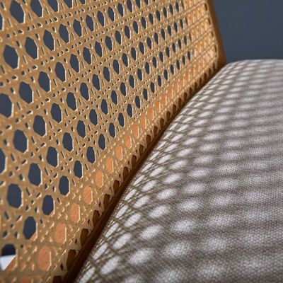 Ruimte met massief houten raam Rattan stoel Moderne Noorse vormgeving met kersenhout