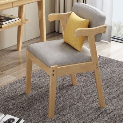 Postverpakkings fauteuils Eetstoel van massief hout met gepoleerd kussen en antiek ontwerp