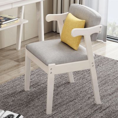 Postverpakkings fauteuils Eetstoel van massief hout met gepoleerd kussen en antiek ontwerp