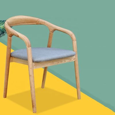 Antieke luxe stoel van massief hout Houten stoel voor eetkamer Restaurant Cafe Hotel