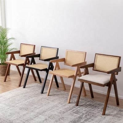 Moderne restaurant armsteun rotan riet eetstoel in solide materiaal en modern ontwerp