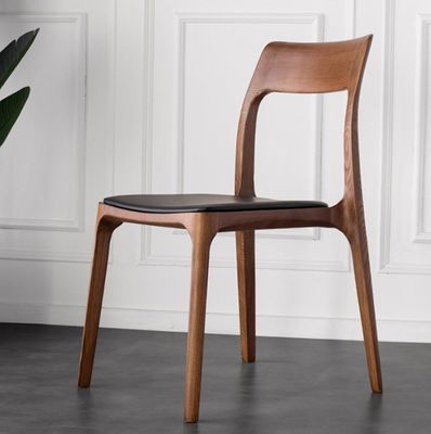 Op maat gemaakte ontwerpen Design stijl Elegante Noordelijke massieve houten eetstoel met PU leer stoel