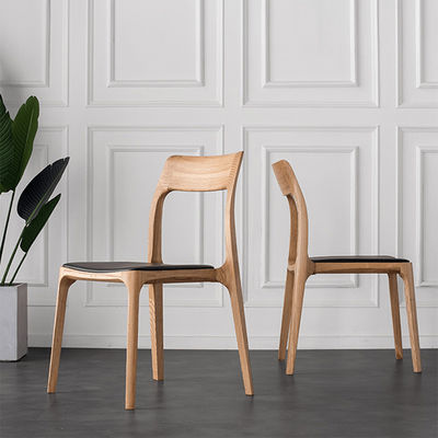 Op maat gemaakte ontwerpen Design stijl Elegante Noordelijke massieve houten eetstoel met PU leer stoel