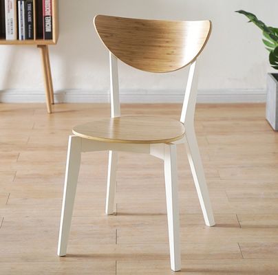 Voeg een vleugje verfijning toe aan uw eetkamer met stoelen van massief berkhout in moderne Noord-Europese stijl