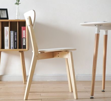 Voeg een vleugje verfijning toe aan uw eetkamer met stoelen van massief berkhout in moderne Noord-Europese stijl