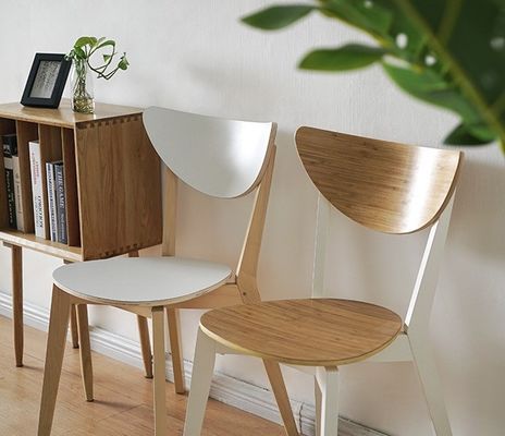 Voeg een vleugje verfijning toe aan uw eetkamer met stoelen van massief berkhout in moderne Noord-Europese stijl