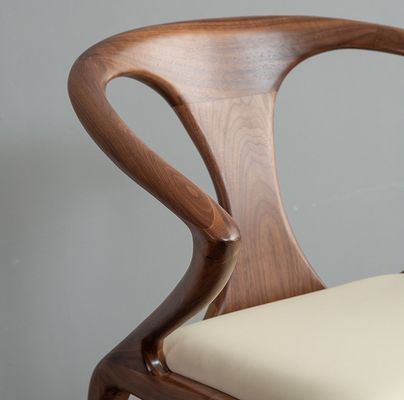 Slaapkamer eetstoel van massief hout met armsteun