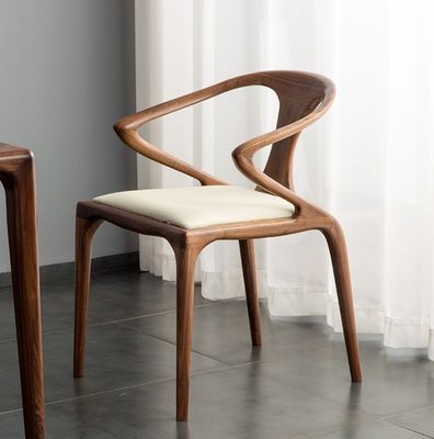 Slaapkamer eetstoel van massief hout met armsteun