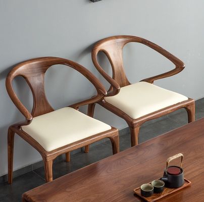 Slaapkamer eetstoel van massief hout met armsteun