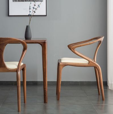 Slaapkamer eetstoel van massief hout met armsteun