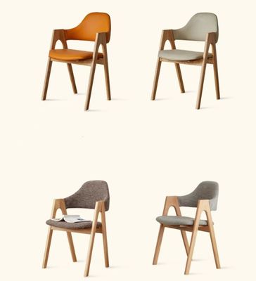 Moderne eetstoel van massief hout met stoffenkussen en op maat gemaakt ontwerp