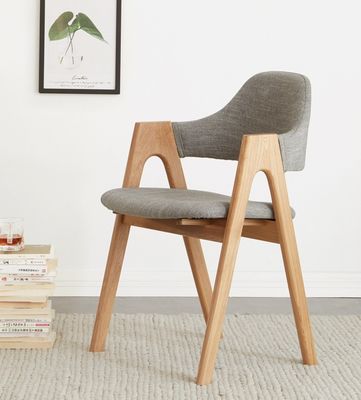 Moderne eetstoel van massief hout met stoffenkussen en op maat gemaakt ontwerp