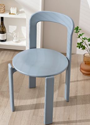 Op maat gemaakte ontwerpen Nordic Solid Wood Eating Chair met stapelbaar ontwerp en gelakte afwerking