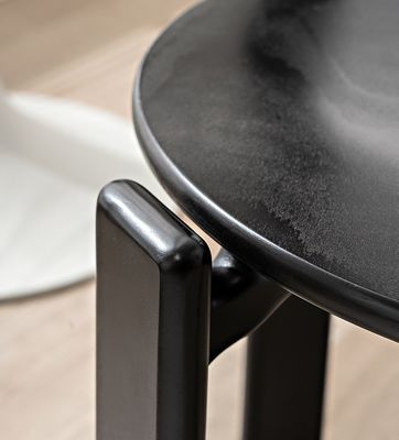 Op maat gemaakte ontwerpen Nordic Solid Wood Eating Chair met stapelbaar ontwerp en gelakte afwerking