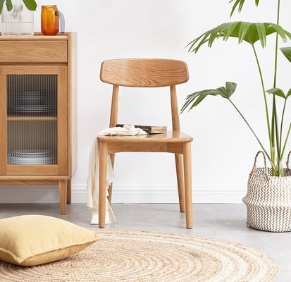 Stapelbare eetstoel voor modern restaurant gemaakt van massief hout in natuurlijke kleur