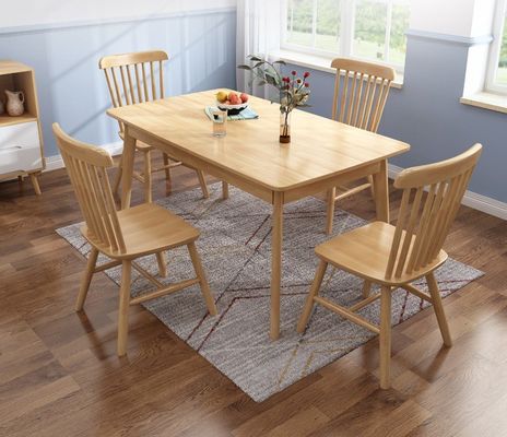 Moderne eettafel van massief hout voor restaurant Windsor Design en duurzaamheid