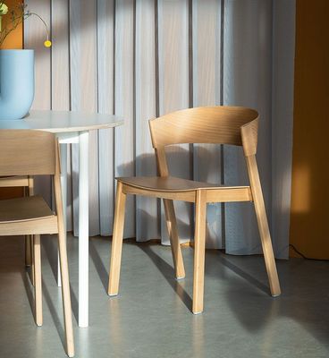 Op maat gemaakte ontwerpen Stapelbare houten eetstoel voor hotelrestaurant in modern ontwerp