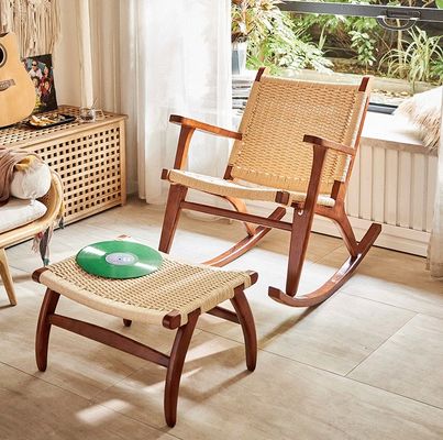 Voeg een vleugje elegantie toe aan uw buitenlounge met een vintage gewoven touw stevige houten schommelstoel