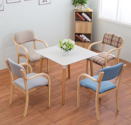 Natuurlijk massief hout Eetkamer Stackable stoel voor evenementen Houten stoel Afwerking gelakt