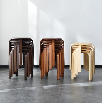 OEM-service geaccepteerd mode eenvoudige kruk modern huishouden klein rond massief hout stapelbare stoelen houten kruk gebogen houten kruk