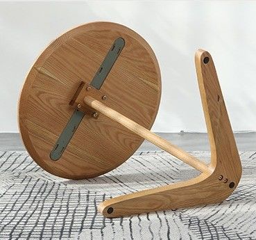 Moderne ronde koffietafel met massief houten onderstel