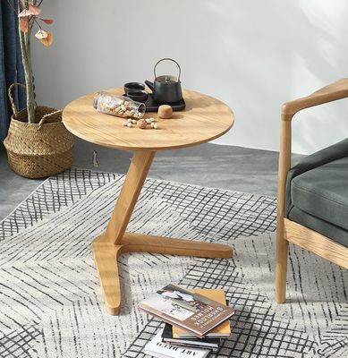 Moderne ronde koffietafel met massief houten onderstel