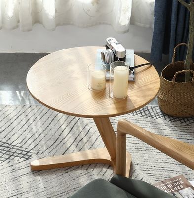 Moderne ronde koffietafel met massief houten onderstel