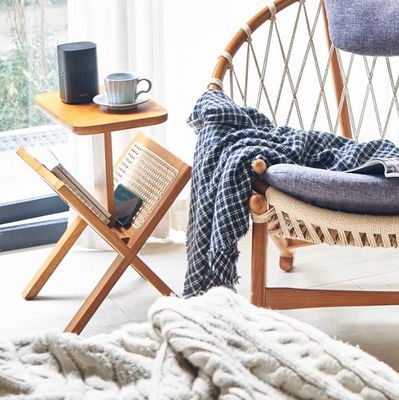 Volledig houten vierkante zijtafel met geweven rotan boekenplank gelakt en duurzaam