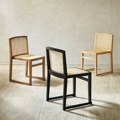 Postverpakking Stevige eettafel van massief hout met modern ontwerp en stapelbaar rotan