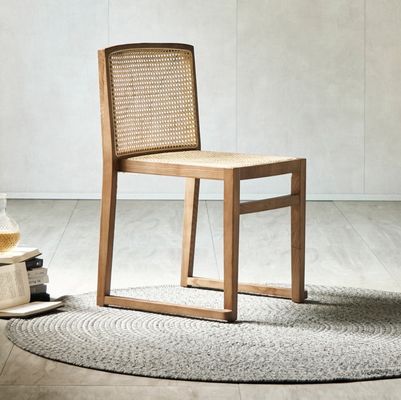 Postverpakking Stevige eettafel van massief hout met modern ontwerp en stapelbaar rotan