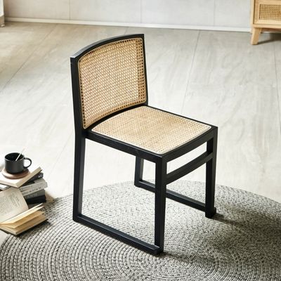 Postverpakking Stevige eettafel van massief hout met modern ontwerp en stapelbaar rotan
