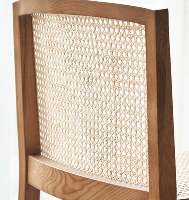 Postverpakking Stevige eettafel van massief hout met modern ontwerp en stapelbaar rotan