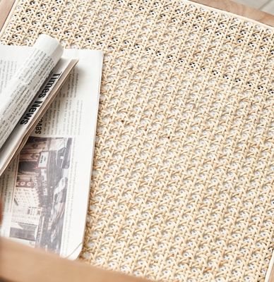 Postverpakking Stevige eettafel van massief hout met modern ontwerp en stapelbaar rotan