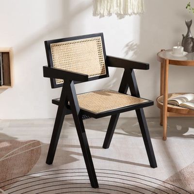 Natuurkleur Moderne massief hout rattan armstoel met modern ontwerp