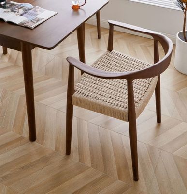 Vintage luxe hotel eetstoel met geweven koord stoel en massief houten constructie