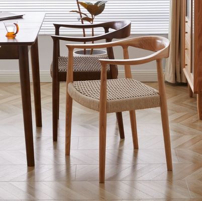 Vintage luxe hotel eetstoel met geweven koord stoel en massief houten constructie