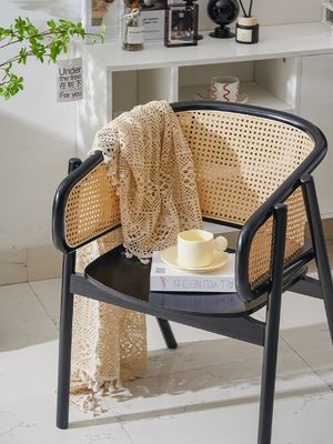 Robuuste nitrolacquer afwerking Japanse ontwerp massief hout rattan eetstoelen voor restaurants en eetzalen 2023