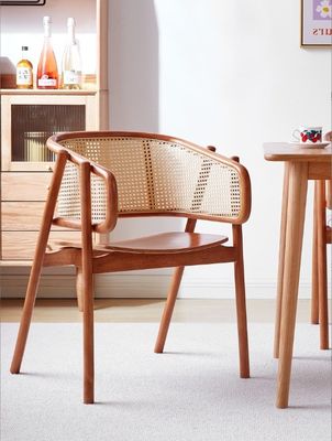 Robuuste nitrolacquer afwerking Japanse ontwerp massief hout rattan eetstoelen voor restaurants en eetzalen 2023