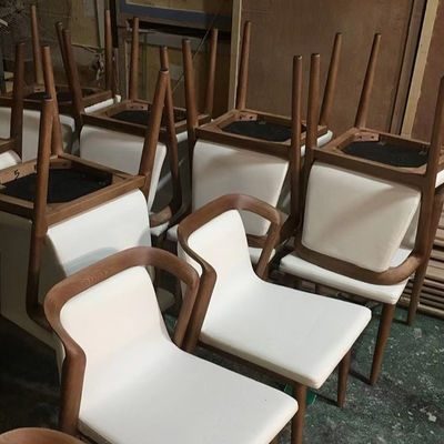 Witte/bruine Noorse design Moderne restaurantstoelen van massief hout PU leer eetkamerstoel