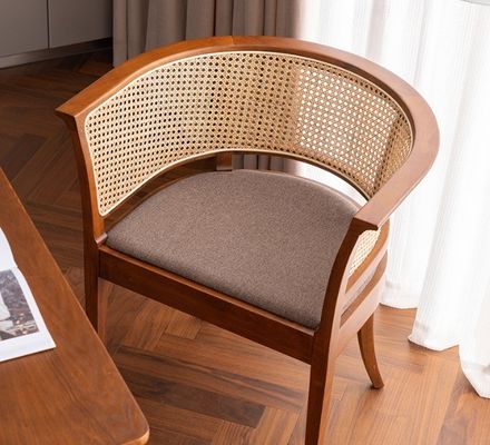 Eenvoudige fauteuil Eetstoel met modern ontwerp en natuurlijke kleur Hout en rotan materiaal voor kantoor en restaurant