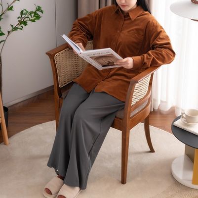 Eenvoudige fauteuil Eetstoel met modern ontwerp en natuurlijke kleur Hout en rotan materiaal voor kantoor en restaurant