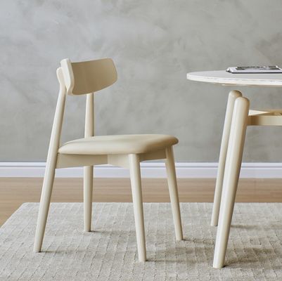 Eetkamerstoel in Nordieke stijl met solide houten benen en stofbedekking in nitrolacque afwerking