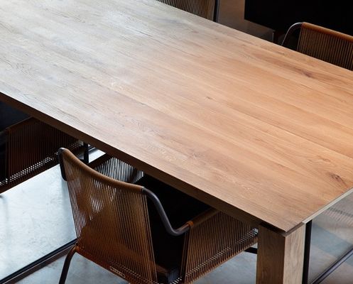 Huismeubelen Eettafel van massief hout in natuurlijke kleur voor moderne eetkamer