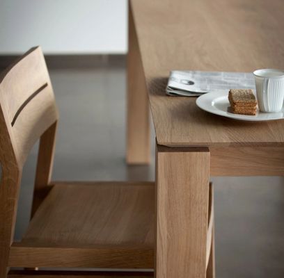 Huismeubelen Eettafel van massief hout in natuurlijke kleur voor moderne eetkamer