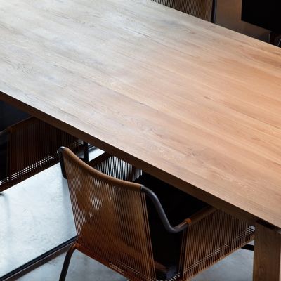 Huismeubelen Eettafel van massief hout in natuurlijke kleur voor moderne eetkamer