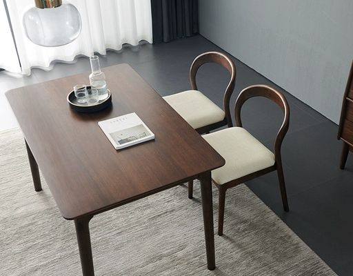 Moderne Noorse houten eettafel en stoel met rubberen houten raam voor thuisbureau