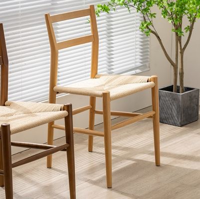 Stevige houten eetstoel met geweven koordkussing De perfecte aanvulling op uw studietafel en vrijetijdscafé